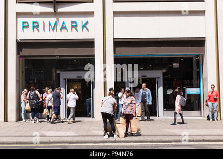 Die Oxford Street, London, UK. 10. Juni 2018. Primark Store in der Oxford Street mit Menschen zu Fuß vor. Primark ist Haushalt Kette verkaufen, geringe Kosten, hohe Stockfoto