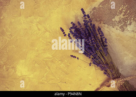 Lavendel, Blumen, Bouquet, Overhead auf White vintage Hintergrund Stockfoto