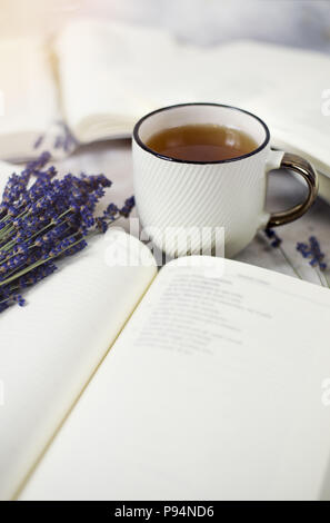 Geöffnet Bücher Lavendelblüten, Vintage Tee Tasse Stockfoto