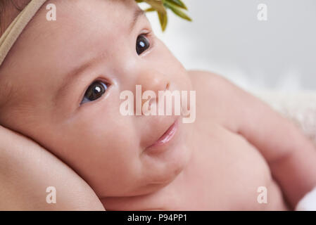 Close-up Portrait von Happy Baby Mädchen auf der Suche der Eltern. Stockfoto