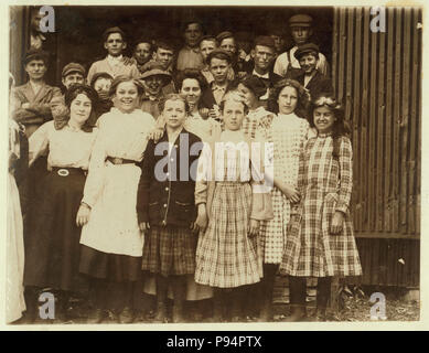 Eine Gruppe von Mädchen Arbeitnehmer bei Greenabaum's Cannery, Seaford, Del. Die Mädchen in der ersten Reihe sind "cappers" und "Schichten". Sie reichen von 6 Jahren. Von 10 bis 12 Stunden pro Tag. Stockfoto