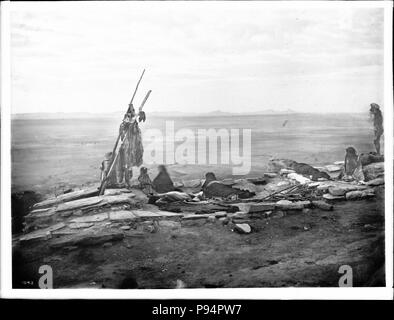 Eine Gruppe von Hopi Indianer Priester vorbereiten für den Schlaf in der Nacht vor der Hopi Snake Dance Zeremonie an Mishongnovi, Ca. 1900 (CHS-1043). Stockfoto