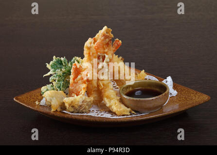 Tempura Garnelen (frittierte Garnelen) mit Sojasauce auf Holz- Hintergrund. Stockfoto