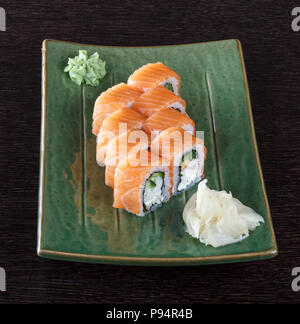 Philadelphia roll Sushi mit Lachs. Sushi Menü der japanischen Küche. Stockfoto