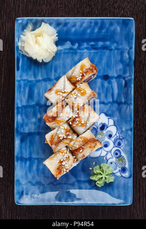 Sushi mit Lachs, geräucherter Aal (unagi) Stockfoto