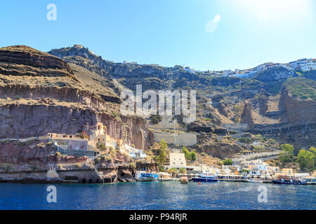 Fira Stadt (Up) und den alten Hafen von Fira (unten) zusammen in Santorini, Griechenland Stockfoto