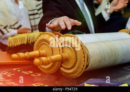 Barmitzvah Mann mit Lesung Thorarollen in der Nähe von Bar Mitzwa in der jüdischen Tora Stockfoto