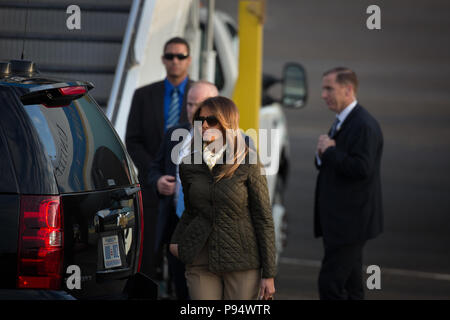 Prestwick, Schottland, am 13. Juli 2018. Präsident Donald Trump, und seine Frau Melania, kommen in der Air Force One in Glasgow Prestwick International Airport zu Beginn einer zweitägigen Reise nach Schottland. Bild: Jeremy Sutton-Hibbert / alamy Nachrichten. Stockfoto