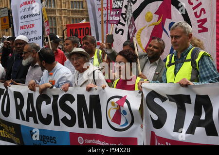 London, Großbritannien. 14. Juli 2018. Ein Protest gegen die ganz rechts unter dem Titel "Einheit Protest gegen Tommy Robinson, Donald Trump und ganz rechts' erfolgt in Westminster, in der Nähe der Downing Street. Roland Ravenhill/Alamy leben Nachrichten Stockfoto