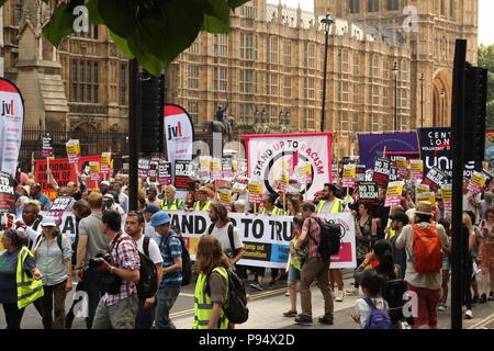 London, Großbritannien. 14. Juli 2018. Ein Protest gegen die ganz rechts unter dem Titel "Einheit Protest gegen Tommy Robinson, Donald Trump und ganz rechts' erfolgt in Westminster, in der Nähe der Downing Street. Roland Ravenhill/Alamy leben Nachrichten Stockfoto