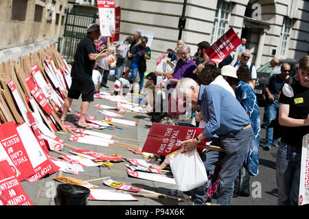 LONDON, UK, 14. Juli 2018: Demonstranten machen personalisierte Plakate zu einem anti Trump Protest in London Stockfoto