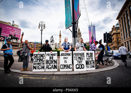 Glasgow, UK. Sa 14 Juli 2018. Anti-homosexuellen religiösen Demonstranten in Glasgow's jährliche Pride Parade März am George Square im Zentrum der Stadt. Credit: Andy Catlin/Alamy leben Nachrichten Stockfoto