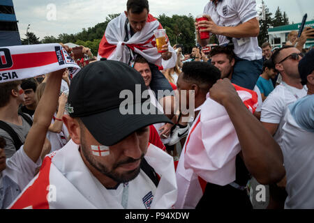 Moskau, Russland. 14., Juli, 2018. Englische Fußball-Fans fiebern die Fans Festival von Moskau während des Spiels Belgien vs England der FIFA WM 2018 Russland Stockfoto