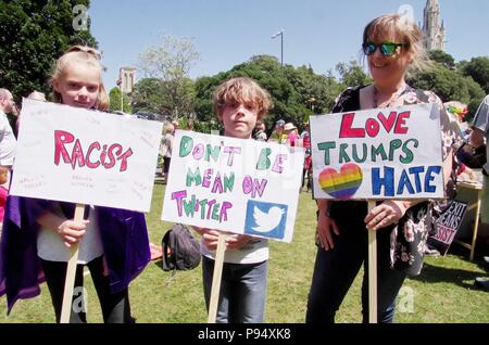 Ein Donald Trump Protest in Bournemouth am 14. Juli 2018 stimmte mit seinem Besuch in Großbritannien. Der Protest in Bournemouth Gärten wurde durch globale Gerechtigkeit Großbritannien organisiert. Credit: Haydn Wheeler/Alamy leben Nachrichten Stockfoto