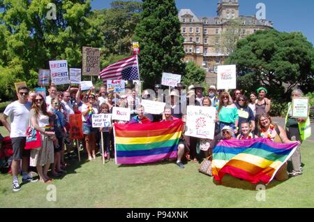 Ein Donald Trump Protest in Bournemouth am 14. Juli 2018 stimmte mit seinem Besuch in Großbritannien. Der Protest in Bournemouth Gärten wurde durch globale Gerechtigkeit Großbritannien organisiert. Credit: Haydn Wheeler/Alamy leben Nachrichten Stockfoto