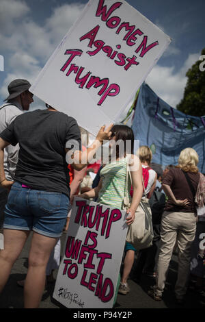 Edinburgh, Schottland, am 14. Juli 2018. "Karneval der anti Widerstand' - Trumpf Rallye, zeitgleich mit dem Besuch von Präsident Donald Trump, und seine Frau Melania, nach Schottland auf einem Golf Wochenende. Die Rally, die von 1.000 Menschen gegen die Politik des Präsidenten Trump und sein Besuch im Vereinigten Königreich, seinen Weg aus dem Schottischen Parlament durch die Straßen der Stadt besucht wurde. Quelle: Jeremy Sutton-hibbert/Alamy leben Nachrichten Stockfoto