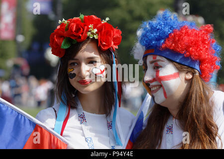 St. Petersburg, Russland, 14. Juli 2018. Russische Fußball-Fans machen Foto bei Sankt Petersburg Stadion vor dem Spiel um Platz 3 der FIFA WM Russland England 2018 vs Belgien. Belgien gewann 2-0 Stockfoto