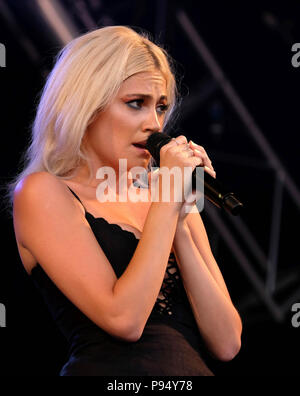 Große Tew, Oxfordshire, UK, 14. Juli 2018. Cornbury Festival Tag 2 - 14. Juli 2018. Pixie Lott auf der Bühne, tolle Tew Immobilien, Oxfordshire, UK Credit: Dawn Fletcher-Park/Alamy leben Nachrichten Stockfoto