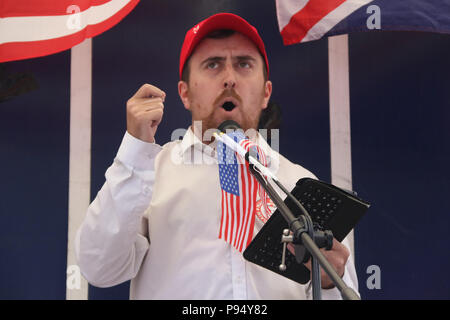 London, England. 14. Juli 2018. Im Bild: Lukas Nash-Jones (Großbritannien wieder einmal super). Obwohl die Polizei versucht, die pro-Trump Protest aus Angst vor der Gewalt von weit zu verhindern - Links counter Demonstranten, Anhänger von Donald Trump montiert am Mittag vor der US-Botschaft in Vauxhall, London ihm bei seinem Besuch in Großbritannien willkommen zu heißen. Credit: Richard Milnes/Alamy leben Nachrichten Stockfoto