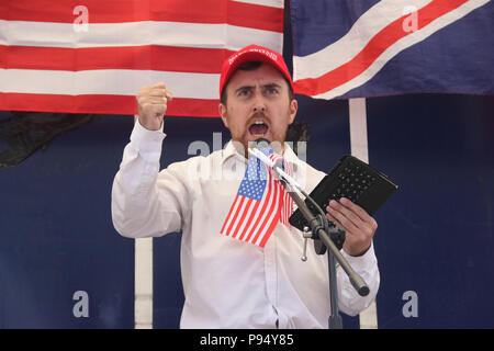 London, England. 14th. Juli 2018. Trotz der Versuche der Polizei, den Pro-Trump-Protest aufgrund von Gewaltangst von linksextremen Gegendemonstlern zu verhindern, versammelten sich Anhänger von Donald Trump mittags vor der US-Botschaft in Vauxhall, London, um ihn zu seinem Besuch in Großbritannien willkommen zu heißen. Im Bild: Luke Nash-Jones, People’s Charter MBGA. Kredit: Richard Milnes/Alamy Live Nachrichten Stockfoto