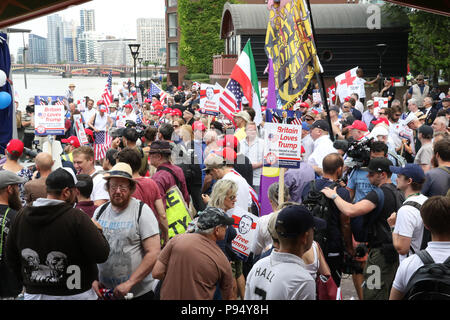 London, England. 14. Juli 2018. Obwohl die Polizei versucht, die pro-Trump Protest aus Angst vor der Gewalt von weit zu verhindern - Links counter Demonstranten, Anhänger von Donald Trump montiert am Mittag vor der US-Botschaft in Vauxhall, London ihm bei seinem Besuch in Großbritannien willkommen zu heißen. Credit: Richard Milnes/Alamy leben Nachrichten Stockfoto