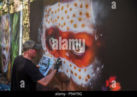 Suffolk, Großbritannien, 14. Juli 2018. Dale Grimshaw arbeitet auf seine Kunst im Wald - Die 2018 Latitude Festival, henham Park. Suffolk vom 14. Juli 2018 Credit: Guy Bell/Alamy leben Nachrichten Stockfoto