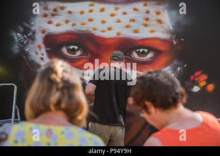 Suffolk, Großbritannien, 14. Juli 2018. Dale Grimshaw arbeitet auf seine Kunst im Wald - Die 2018 Latitude Festival, henham Park. Suffolk vom 14. Juli 2018 Credit: Guy Bell/Alamy leben Nachrichten Stockfoto