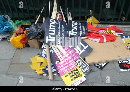 London, England. 14. Juli 2018. Socialist Workers Party Unterstützer, Antifa und anderen linken Extremisten einen Protest in London ein weiterer Protest in Unterstützung des Englischen Patriot und Journalist Tommy Robinson, die für 'verhaftet wurde gegen den Frieden" für die Berichterstattung über ein Muslimisches Kind pflege Fall außerhalb des Gerichtes zu widersetzen. Diese Gebühren wurden später geändert und er wurde ins Gefängnis für 13 Monate in einem Fall, in dem es viele glauben politisch motiviert zu sein. Credit: Richard Milnes/Alamy leben Nachrichten Stockfoto