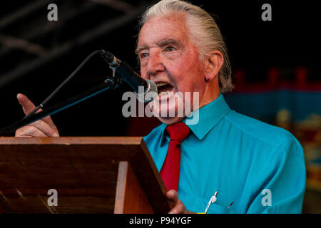 County Durham, UK, 14. Juli 2018. 14. Juli 2018, die 134 Durham Bergleute Gala; Dennis Skinner spricht mit dem Publikum während der 134 Durham Bergleute Gala Credit: Aktuelles Bilder/Alamy leben Nachrichten Stockfoto