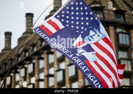 London, Großbritannien - 14 Juli 2018: EIN 'Making Amerika wieder einmal Super' vor von Portcullis House, Westminster während einer Pro-Donald Trump Rally und März fliegt. Stockfoto