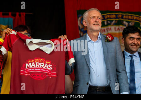 County Durham, UK, 14. Juli 2018. 14. Juli 2018, die 134 Durham Bergleute Gala; Jeremy Corbyn, Führer der Labour Party hält ein Top mit dem Logo MARRAS Credit: Aktuelles Bilder/Alamy leben Nachrichten Stockfoto