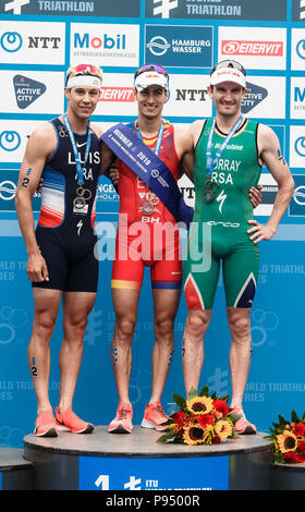 Hamburg, Deutschland. 14. Juli 2018. Mario Mola Spanien (C), Sieger der Herren Triathlon in Hamburg stehen auf dem Podium mit Vincent Luis (l, 2.) von Frankreich und Richard Murray (r, 3.) von Südafrika. Quelle: Markus Scholz/dpa/Alamy leben Nachrichten Stockfoto