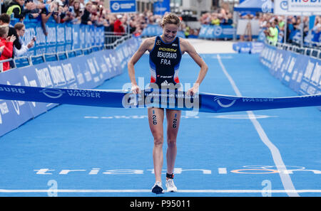 Hamburg, Deutschland. 14. Juli 2018. Cassandre Beaugrand in Frankreich läuft der Frauen Triathlon in Hamburg zu gewinnen. Quelle: Markus Scholz/dpa/Alamy leben Nachrichten Stockfoto