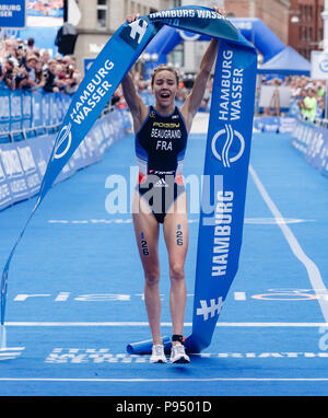 Hamburg, Deutschland. 14. Juli 2018. Cassandre Beaugrand in Frankreich läuft der Frauen Triathlon in Hamburg zu gewinnen. Quelle: Markus Scholz/dpa/Alamy leben Nachrichten Stockfoto