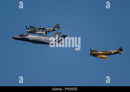 USAF F-35 Lightning II mit Spitfire und Mustang warbirds als 'Heritage Flight" im Royal International Air Tattoo, RIAT 2018, RAF Fairford. Stockfoto