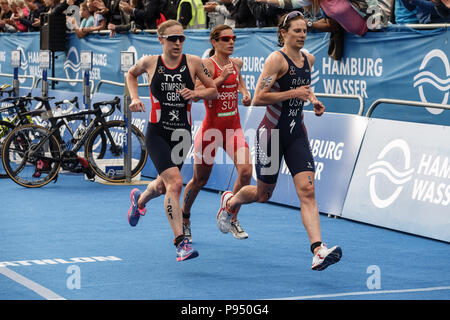 Hamburg, Deutschland. 14. Juli 2018. Nicola Spirig (C) der Schweiz läuft während der Frauen Triathlon in Hamburg. Quelle: Markus Scholz/dpa/Alamy leben Nachrichten Stockfoto