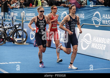 Hamburg, Deutschland. 14. Juli 2018. Nicola Spirig (C) der Schweiz läuft während der Frauen Triathlon in Hamburg. Quelle: Markus Scholz/dpa/Alamy leben Nachrichten Stockfoto