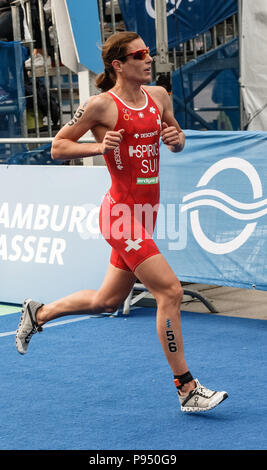 Hamburg, Deutschland. 14. Juli 2018. Nicola Spirig in der Schweiz läuft während der Frauen Triathlon in Hamburg. Quelle: Markus Scholz/dpa/Alamy leben Nachrichten Stockfoto