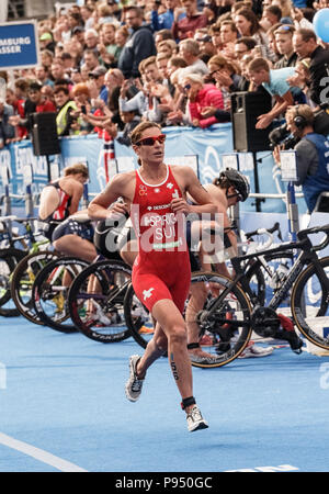 Hamburg, Deutschland. 14. Juli 2018. Nicola Spirig in der Schweiz läuft während der Frauen Triathlon in Hamburg. Quelle: Markus Scholz/dpa/Alamy leben Nachrichten Stockfoto