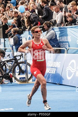 Hamburg, Deutschland. 14. Juli 2018. Nicola Spirig in der Schweiz läuft während der Frauen Triathlon in Hamburg. Quelle: Markus Scholz/dpa/Alamy leben Nachrichten Stockfoto