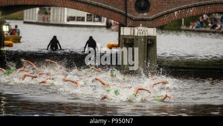 Hamburg, Deutschland. 14. Juli 2018. Die Athleten schwimmen unter Jungfernstieg Brücke während der Herren Triathlon in Hamburg. Quelle: Markus Scholz/dpa/Alamy leben Nachrichten Stockfoto