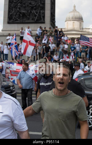 14. Juli 2018 Trafalgar Square, London, Vereinigtes Königreich - Demonstranten Kampagnen für die Freilassung inhaftierter Tommy Robinson, Gründer und ehemaliger Führer der English Defence League Stockfoto