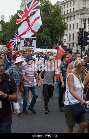 London, Großbritannien. 14. Juli 2018. Demonstranten, die sich für die Freilassung inhaftierter Tommy Robinson, Gründer und ehemaliger Führer der English Defence League Stockfoto