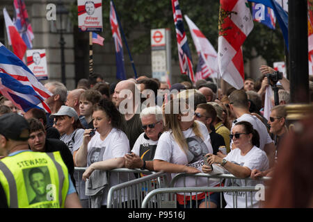 London, Großbritannien. 14. Juli 2018. Demonstranten, die sich für die Freilassung inhaftierter Tommy Robinson, Gründer und ehemaliger Führer der English Defence League Stockfoto