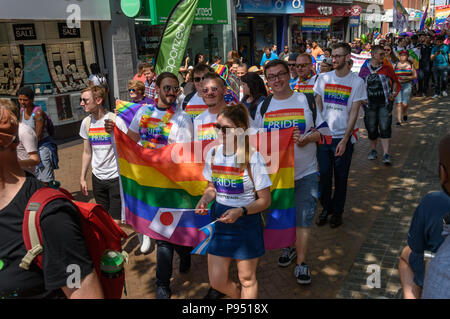London, Großbritannien. 14. Juli 2018. Der kleine John Lewis Gruppe feiern Stolz war der einzige wirklich-Unternehmensgruppe im Croydon Stolz Prozession. Mehrere hundert Menschen Parade durch das Zentrum von Croydon auf dem Weg in das dritte Croydon Croydon Pridefest, durch Rat gefördert, in Wandle Park. Viele wurden in Buntes Kleid und es gab Banner, Fahnen, Schilder, Plakate und Einhörner. Das kostenlose Festival sollen LGBT + Gleichheit und Vielfalt in Croydon, zu fördern, und ist Londons zweitgrößte Pride Festival. Nach der Unterbrechung durch Anti-Trans-Aktivisten in London Pride, der Parade gab den Trans Stockfoto