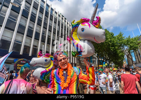 London, Großbritannien. 14. Juli 2018. Mehr Einhörner auf der Croydon Stolz Prozessionen. Mehrere hundert Menschen zogen durch die Innenstadt von Croydon auf dem Weg in das dritte Croydon Croydon Pridefest, durch Rat gefördert, in Wandle Park. Viele wurden in Buntes Kleid und es gab Banner, Fahnen, Schilder, Plakate und Einhörner. Das kostenlose Festival sollen LGBT + Gleichheit und Vielfalt in Croydon, zu fördern, und ist Londons zweitgrößte Pride Festival. Nach der Unterbrechung durch Anti-Trans-Aktivisten in London Pride, der Parade gab den Trans Menschen in London (TRANSPALS) Banner eine herausragende Stellung behin Stockfoto