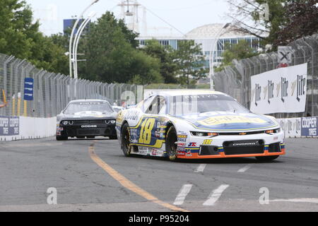 Tag 2 Am honda Indy in Toronto, Ontario, Kanada. Die NASCAR Pinty ist die Bühne in eine Schlacht zwischen Alex Tagliani (27) und Andrew Granger (18) am Ende Granger den Sieg nahm als Tagliani hatten Mühe auf der letzten Runde. Alex Tagliani sagte nach dem Rennen: "Ich war einfach nur hoffen, dass mein Auto machen würde, um die Ziellinie" j.f Dumoulin (4) 3 fertige Rd. Lukas Durda/Alamy leben Nachrichten Stockfoto