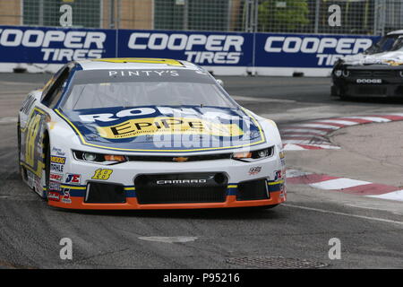 Tag 2 Am honda Indy in Toronto, Ontario, Kanada. Die NASCAR Pinty ist die Bühne in eine Schlacht zwischen Alex Tagliani (27) und Andrew Granger (18) am Ende Granger den Sieg nahm als Tagliani hatten Mühe auf der letzten Runde. Alex Tagliani sagte nach dem Rennen: "Ich war einfach nur hoffen, dass mein Auto machen würde, um die Ziellinie" j.f Dumoulin (4) 3 fertige Rd. Lukas Durda/Alamy leben Nachrichten Stockfoto