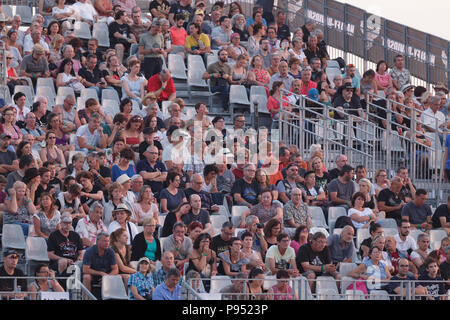 Tours, Frankreich. 14. Jul 2018. Massen von Menschen warten auf Deep Purple bei der jährlichen amerikanischen Touren Festival, Tours, Frankreich. Credit: Julian Elliott/Alamy leben Nachrichten Stockfoto