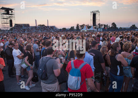 Tours, Frankreich. 14. Jul 2018. Massen von Menschen warten auf Deep Purple bei der jährlichen amerikanischen Touren Festival, Tours, Frankreich. Credit: Julian Elliott/Alamy leben Nachrichten Stockfoto